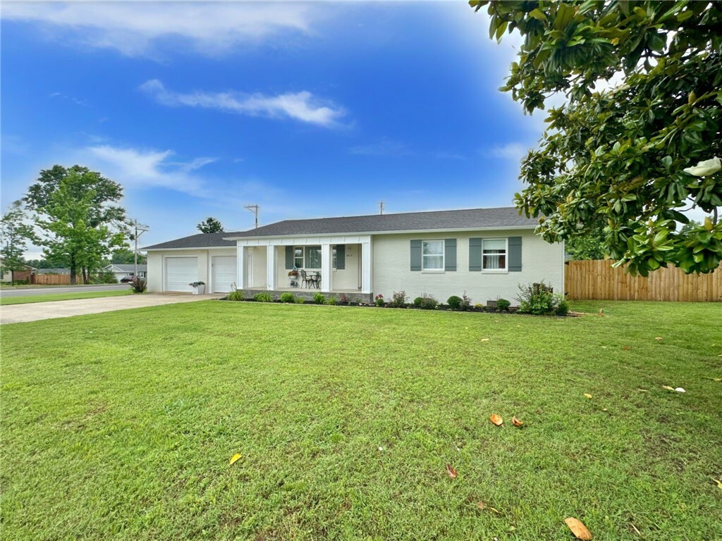 Property Photo: 1814 S 11th Street AR 72756