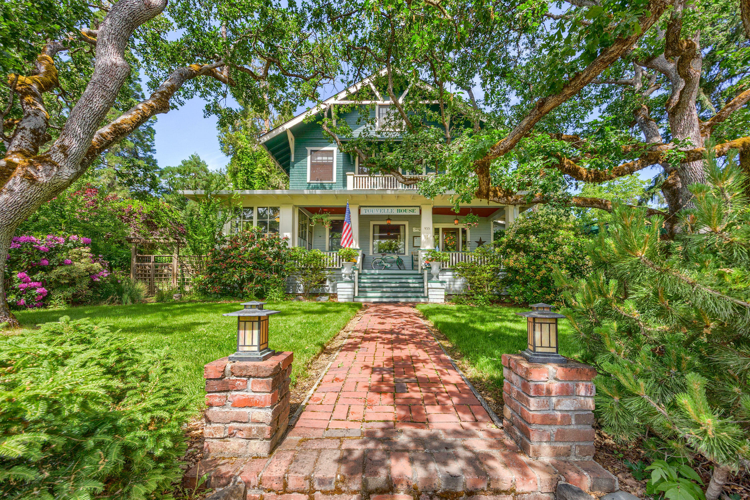 Property Photo: 455 N Oregon Street OR 97530