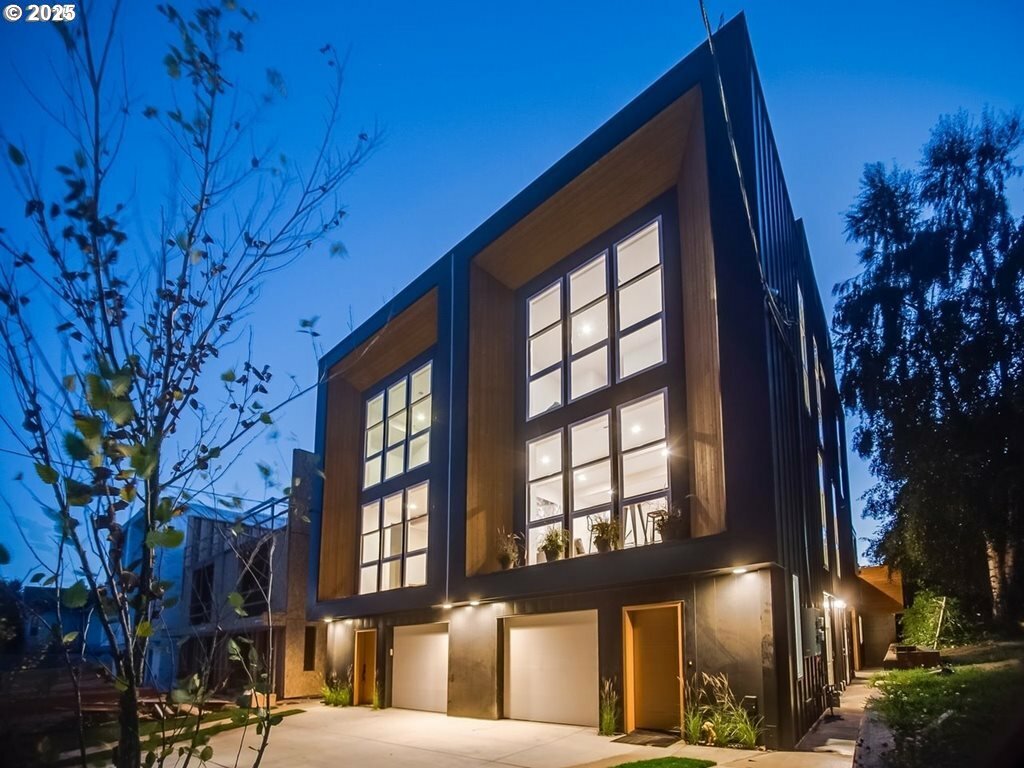 Property Photo: 3923 NE Mallory Ave OR 97212