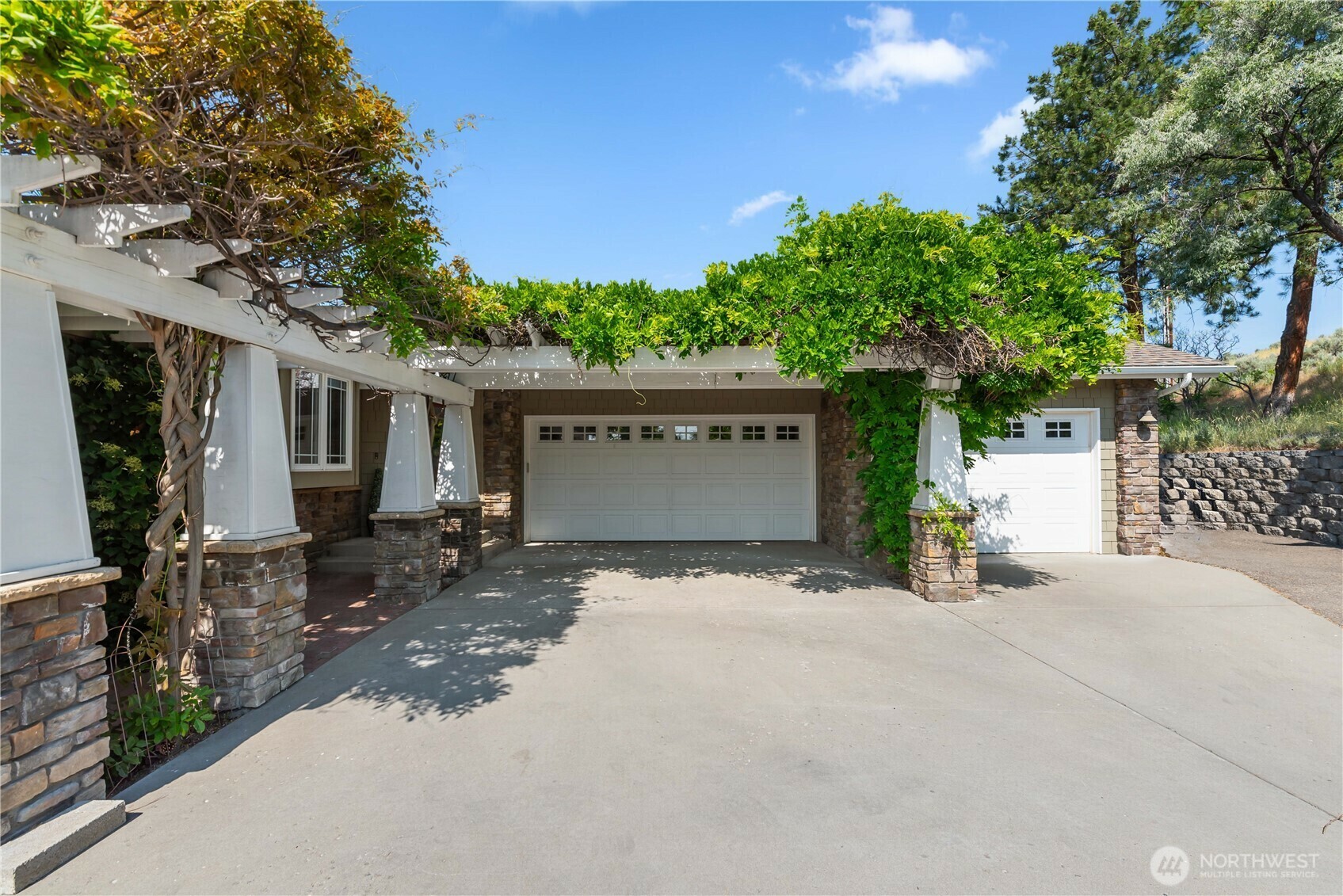 Property Photo: 1014 Westmorland Dr. WA 98801