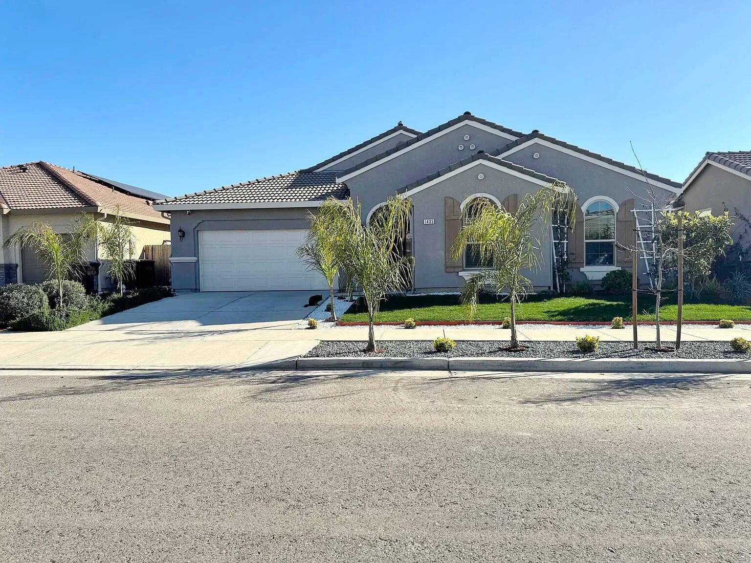 Property Photo: 1405 W Tyler Court CA 93291