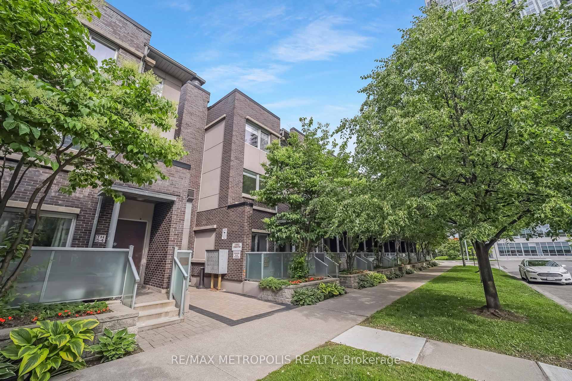 Property Photo: 295 Village Green Square Th55 ON M1S 0L2