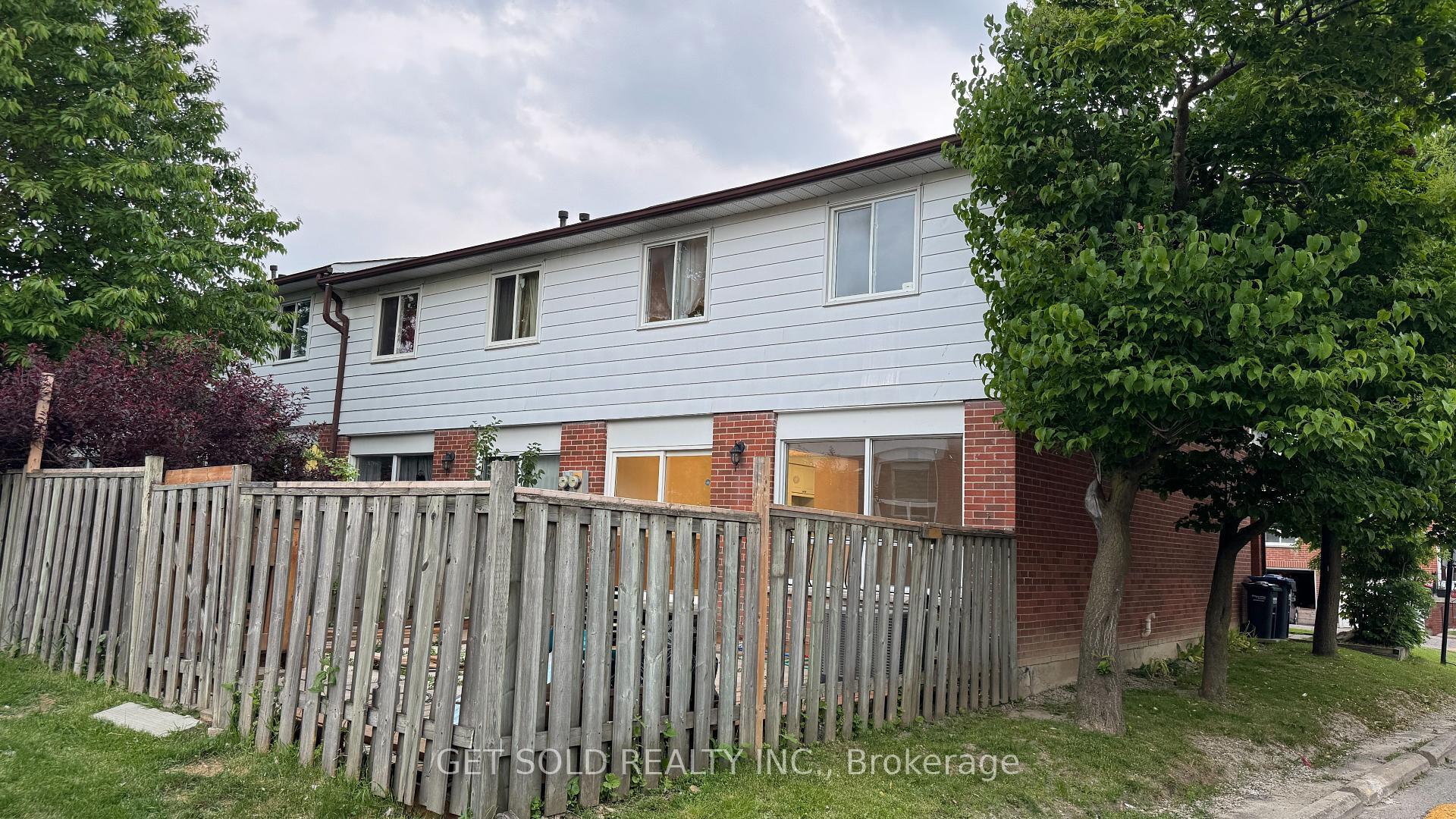 Property Photo: 7560 Goreway Drive 30 ON L4T 2V2