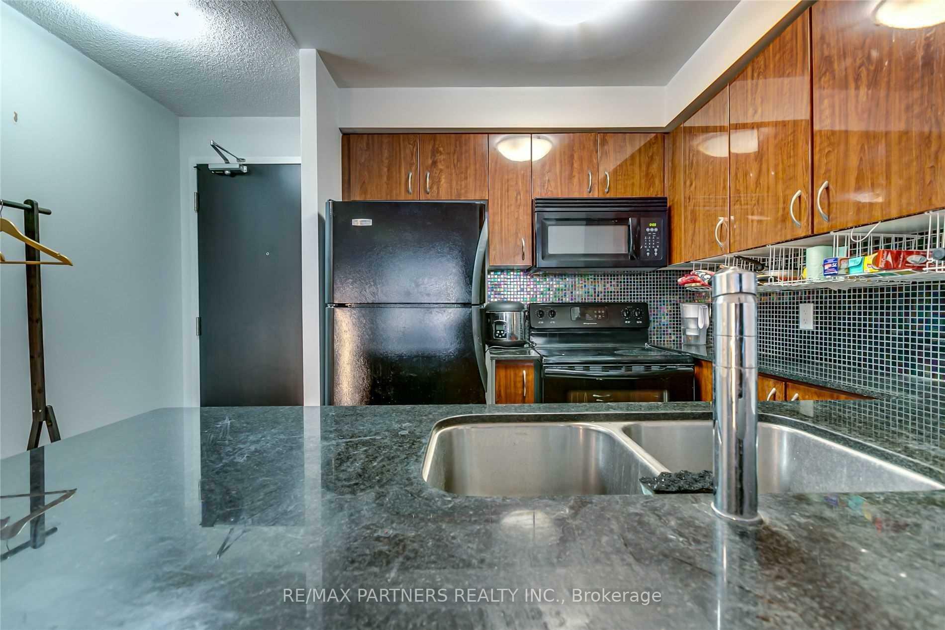 Property Photo: 5791 Yonge Street 606 ON M2M 0A8