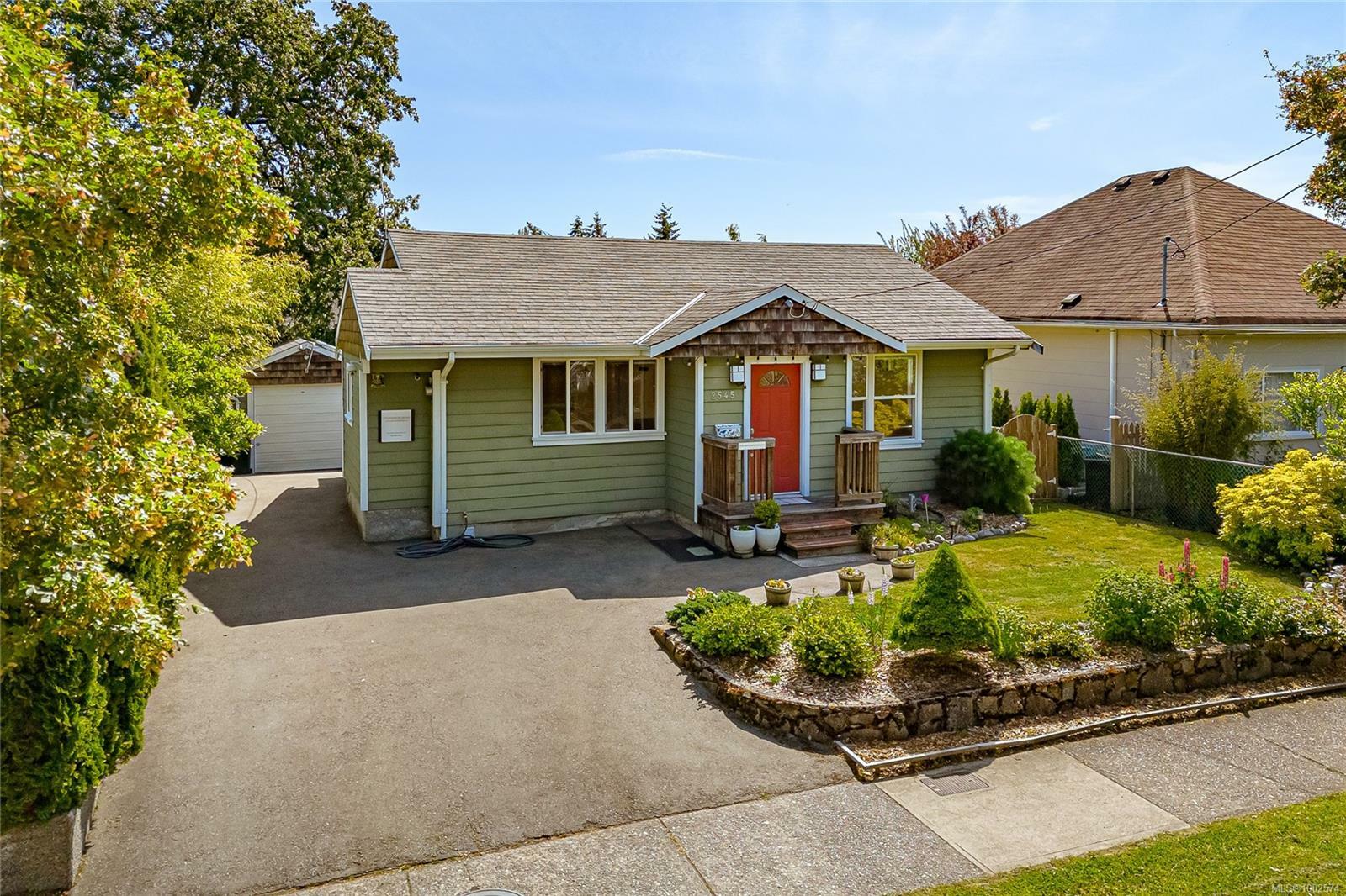 Property Photo:  2545 Graham St  BC V8T 3Y6 