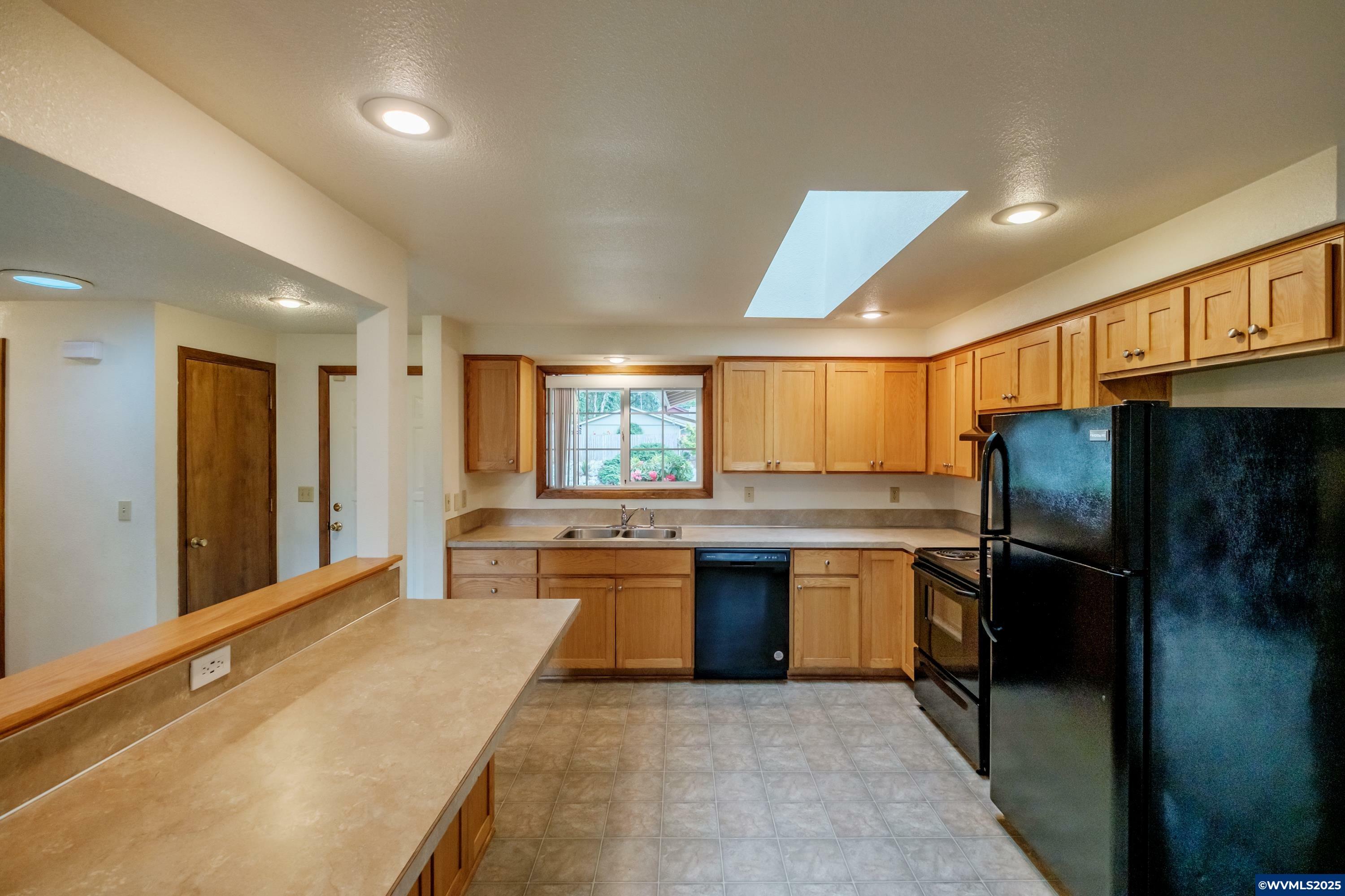 Property Photo: 1949 Waln Creek Dr S OR 97306