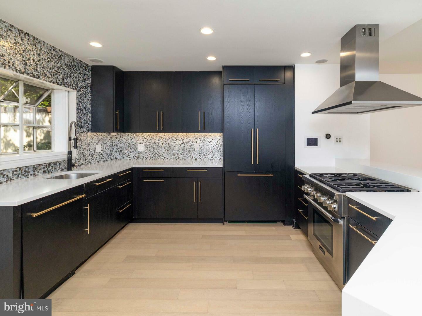 Property Photo: 104 Lombard Street PA 19147