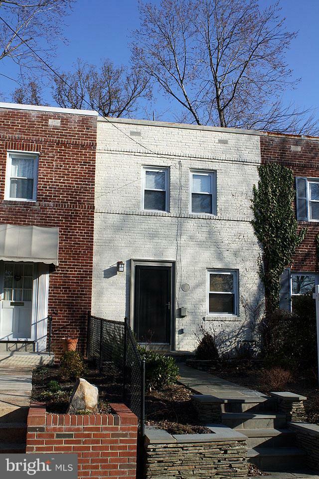 Property Photo: 420 E Bellefonte Avenue E VA 22301