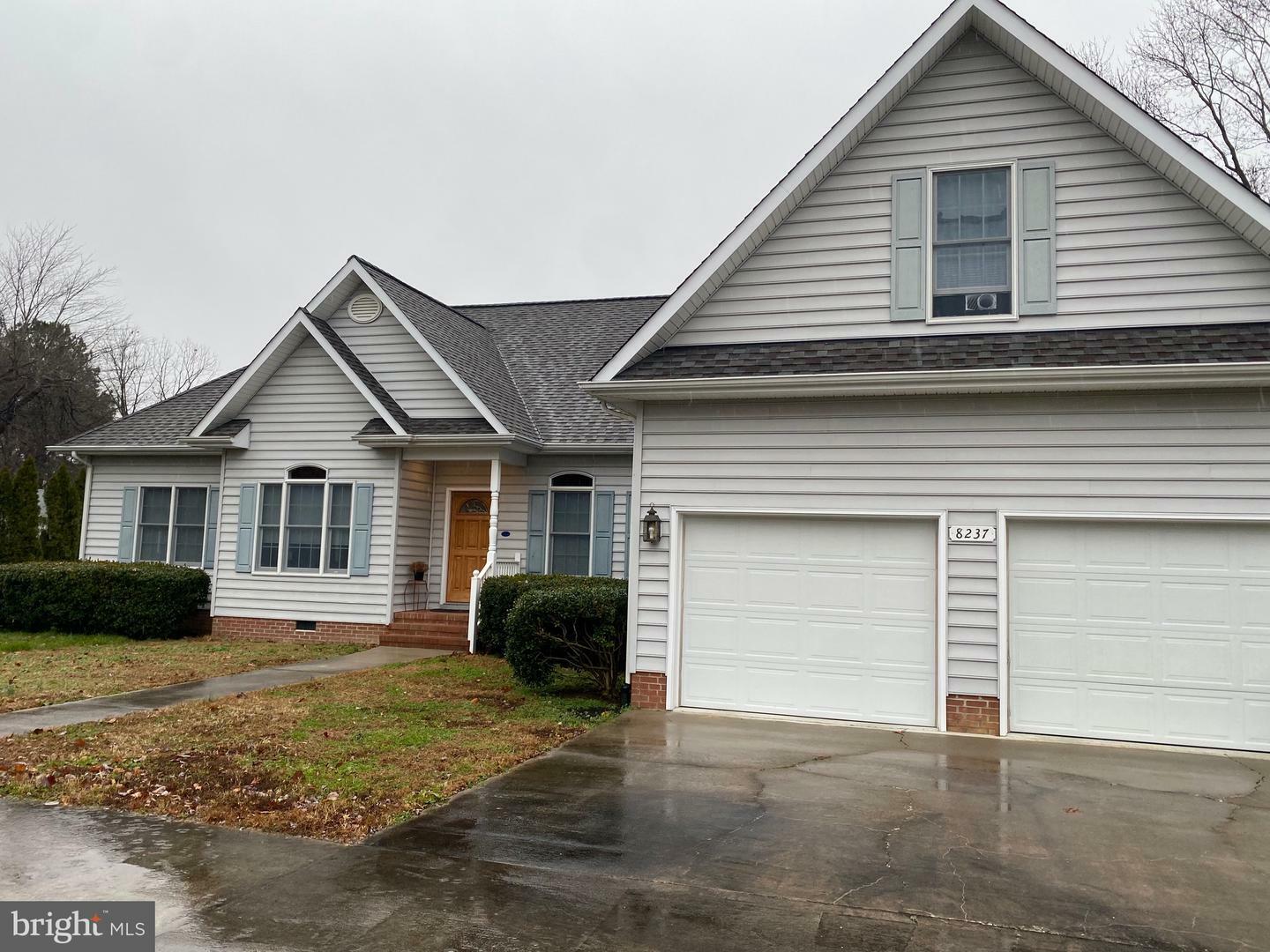 Property Photo: 8237 Hickory Drive VA 22485