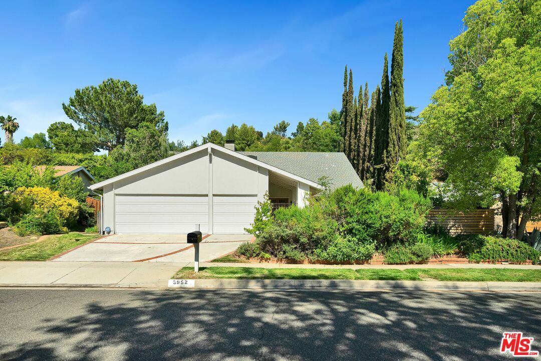 Property Photo: 3952 Patrick Henry Pl CA 91301