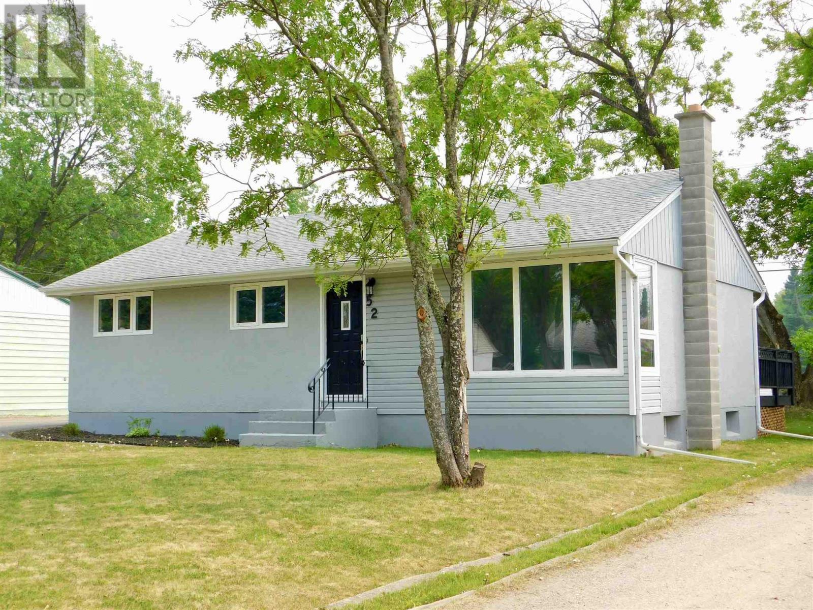Property Photo: 52 Dingwall Pkwy ON P8N 1T4