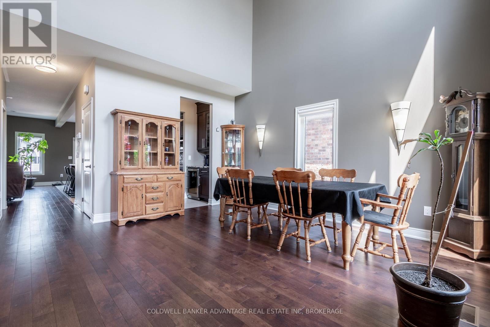Photo de la propriété: 135 Forest Ridge Court ON L3C 0C2