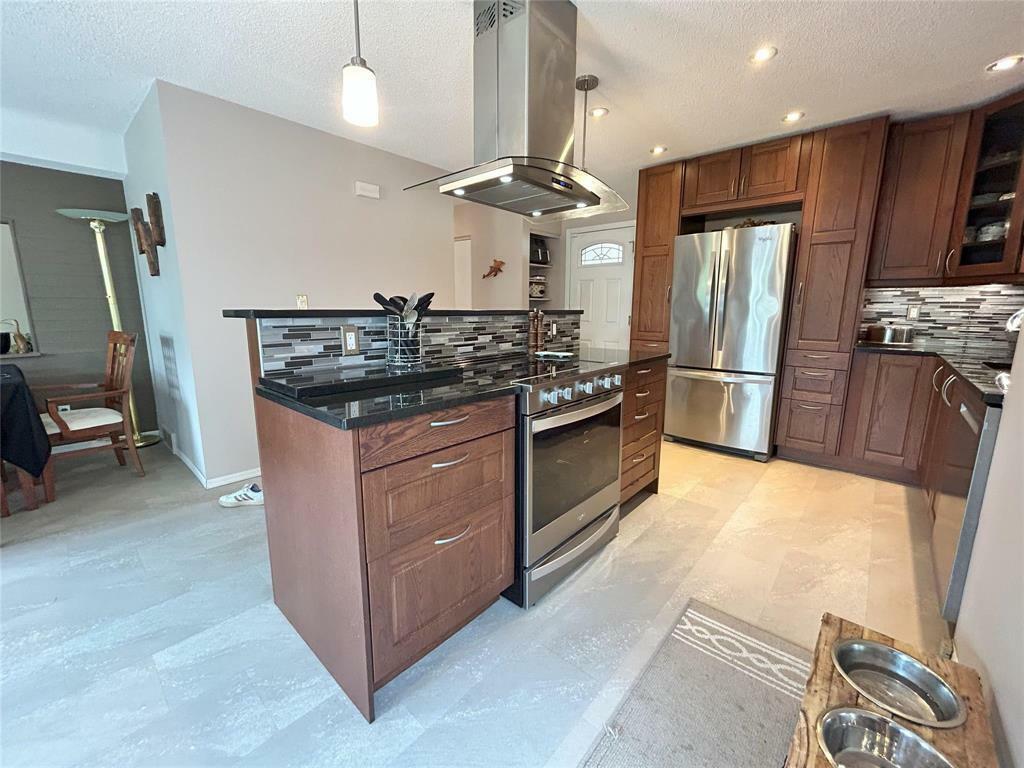 Property Photo: 114 Oakbank Drive MB R0E 1J0