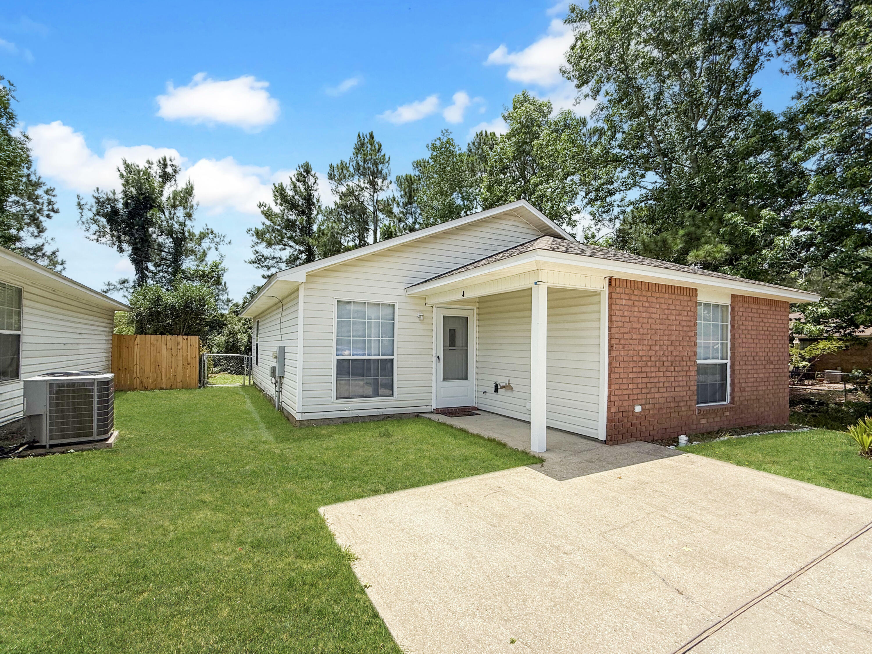 Property Photo: 8943 Forest Oak Drive FL 32506