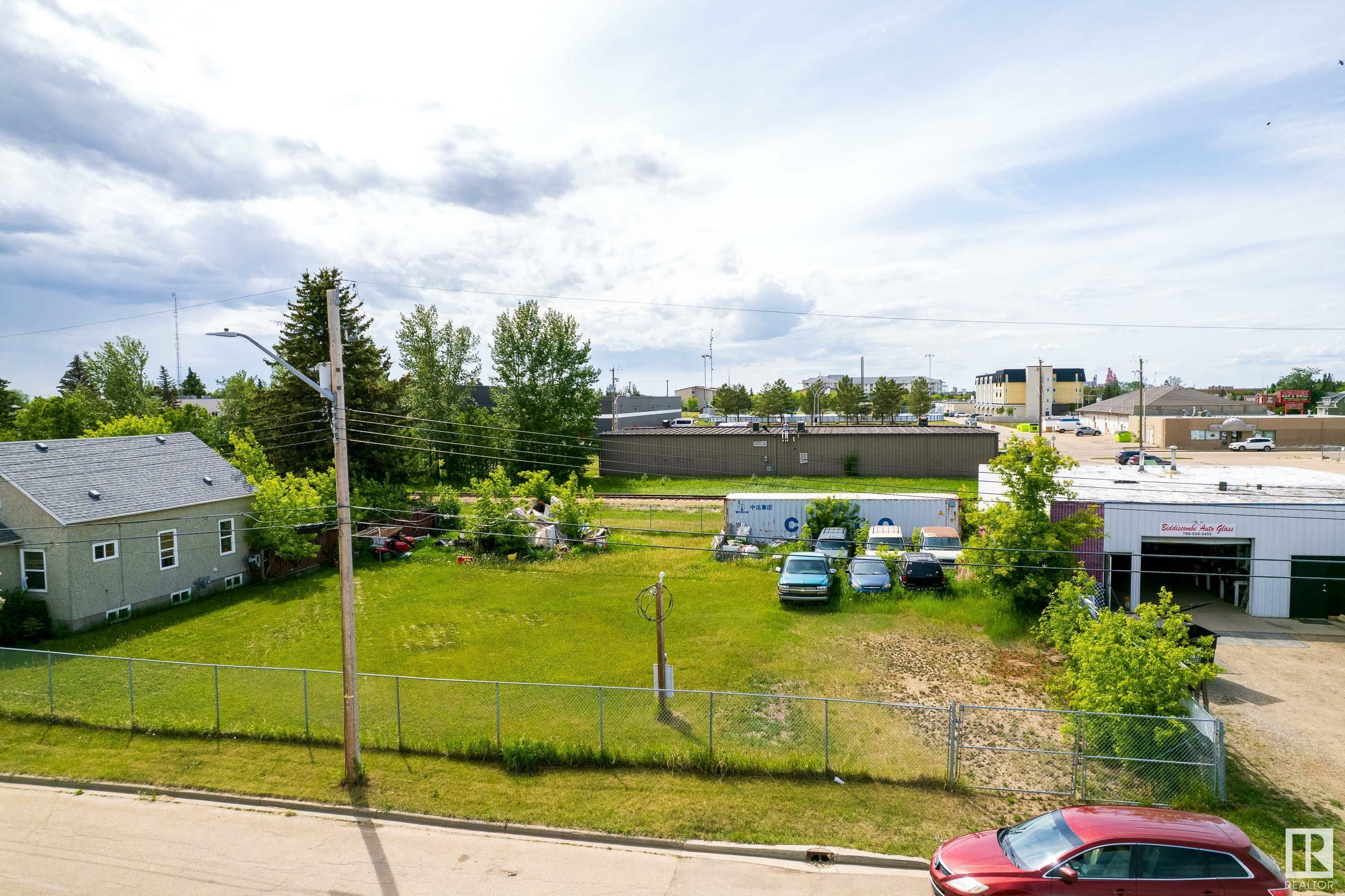 Photo de la propriété:  9916 103 Street  AB T8R 1E6 