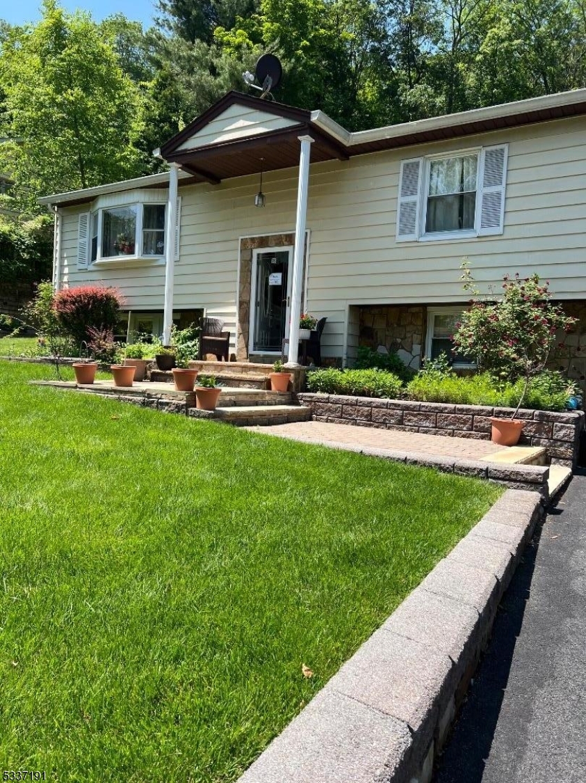 Property Photo:  18 Up High Crest Rd  NJ 07480 