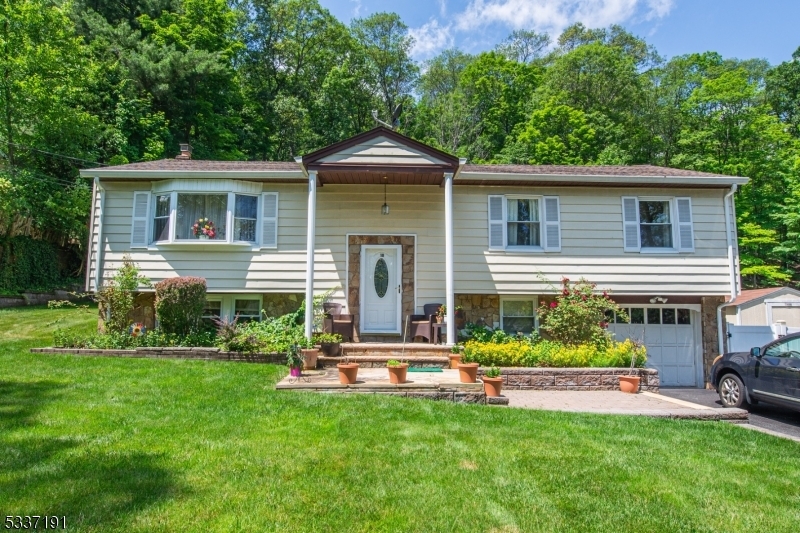 Property Photo:  18 Up High Crest Rd  NJ 07480 