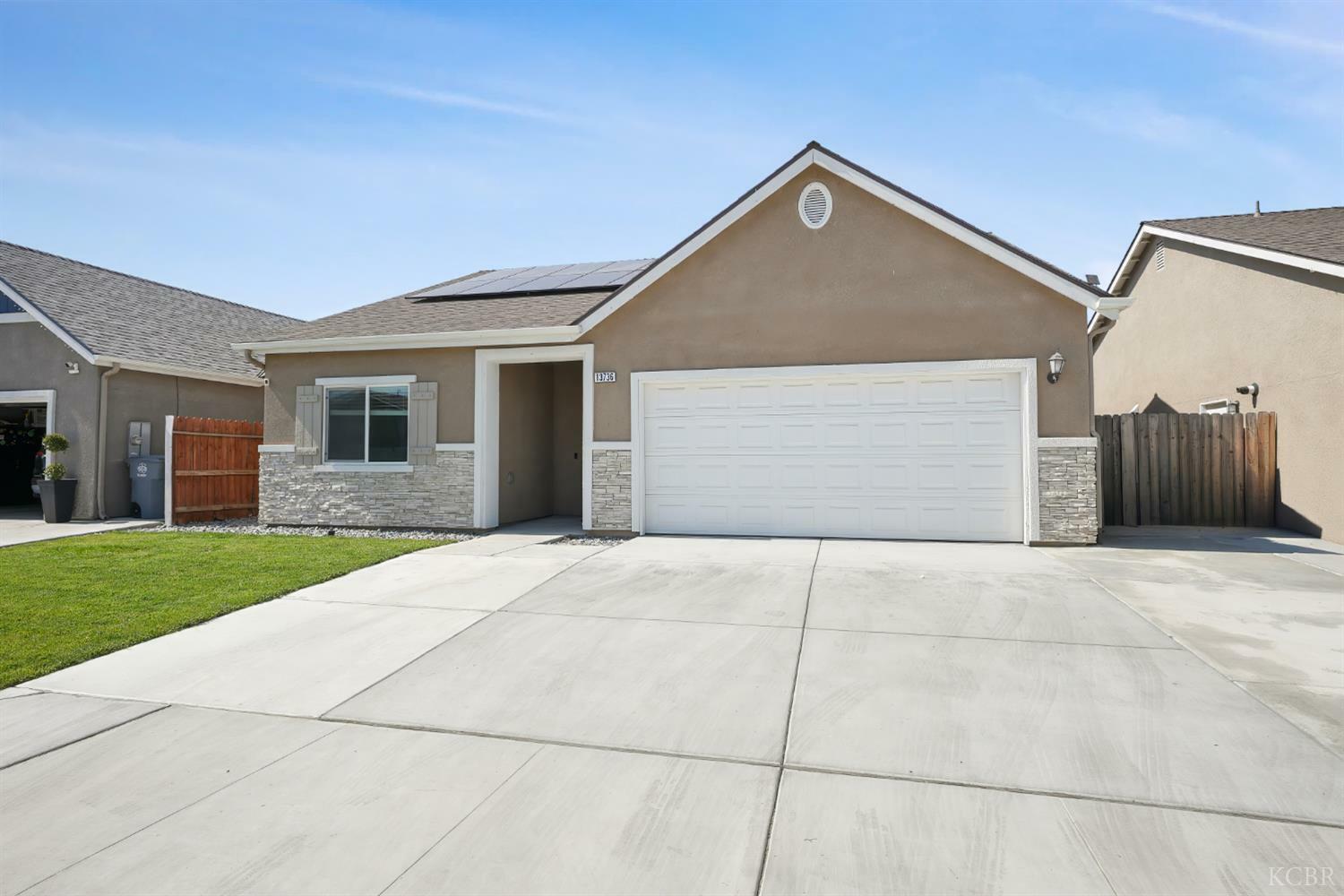 Property Photo: 13736 Alyssum Way CA 93202