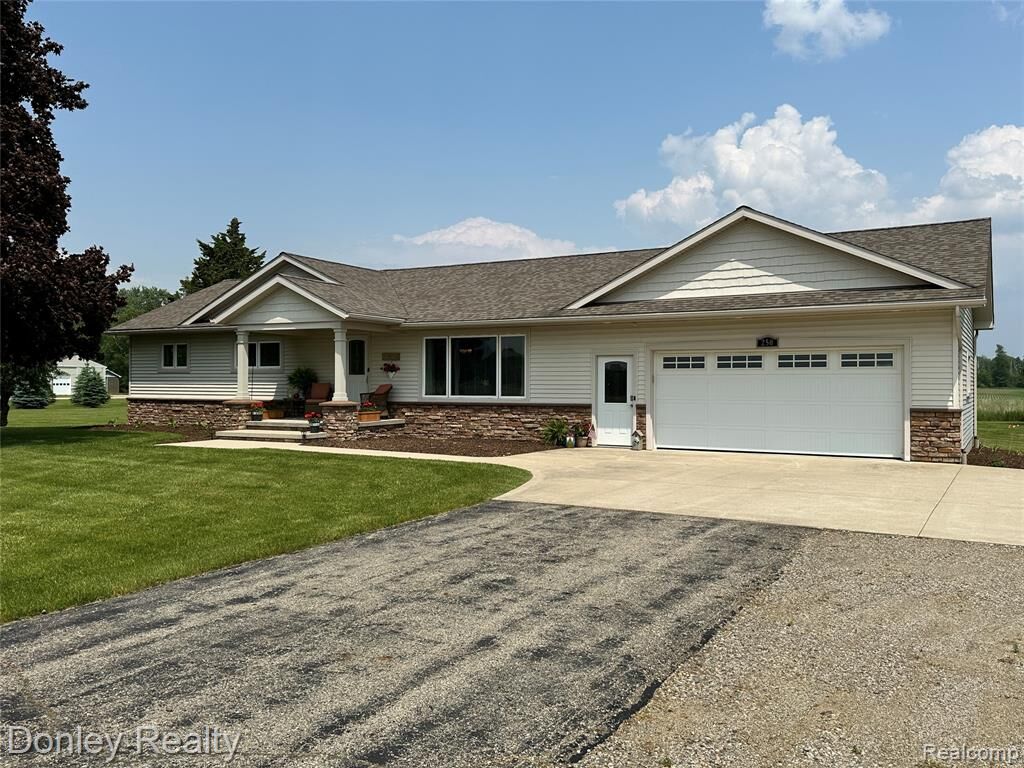 Property Photo:  250 N Decker Road  MI 48727 8557 