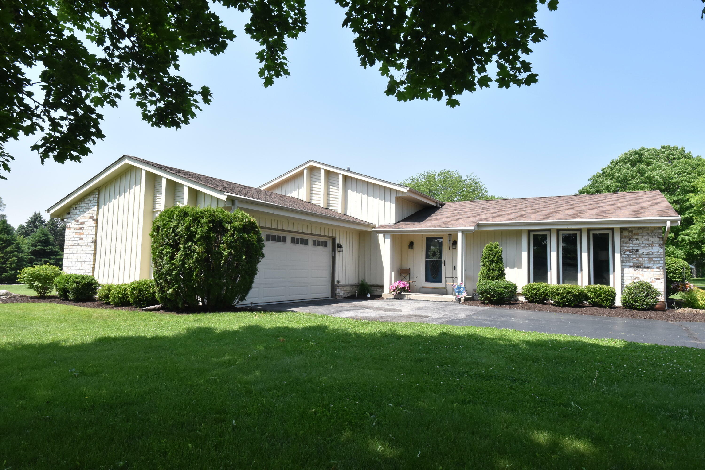 Property Photo: S46w25179 Black Oak Ct WI 53189
