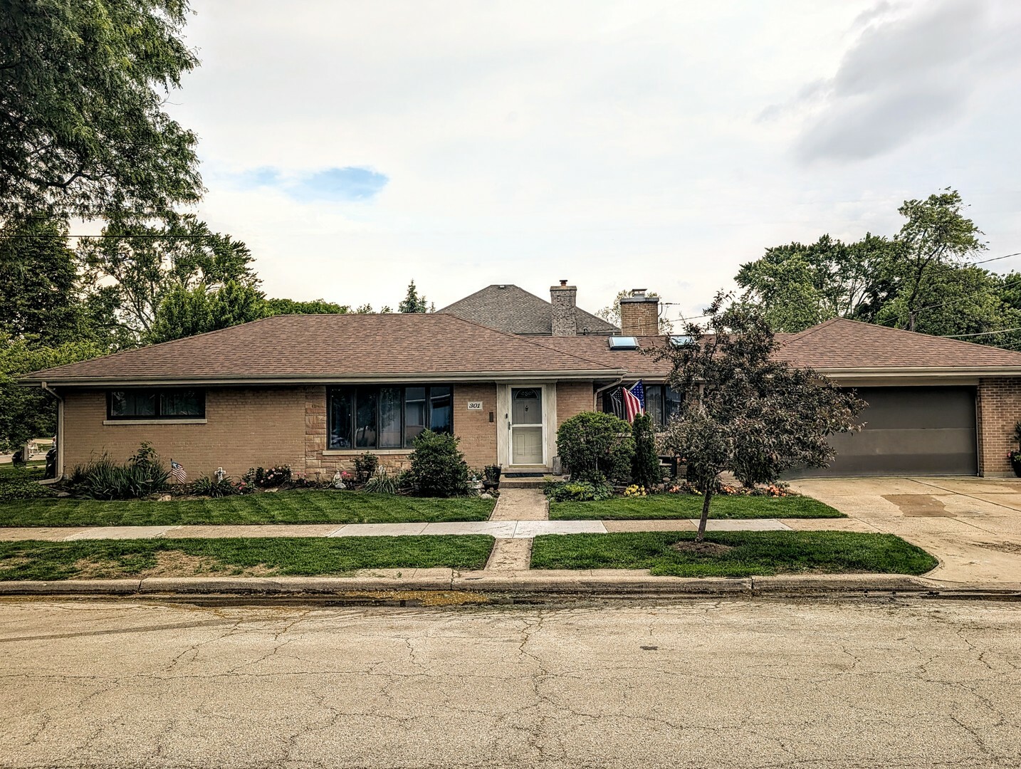 Property Photo: 301 N Redfield Court IL 60068