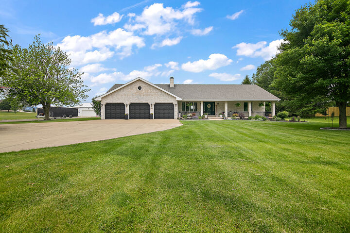 Property Photo: 3421 E 3000 N Road IL 60914