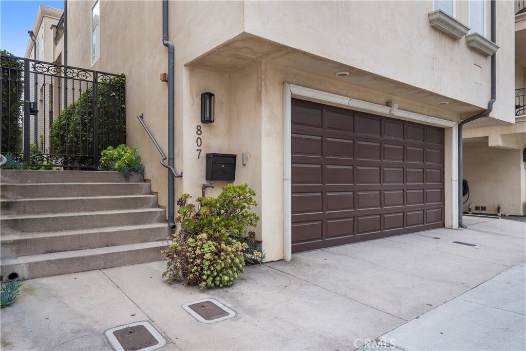 Property Photo: 807 Crest Drive CA 90266