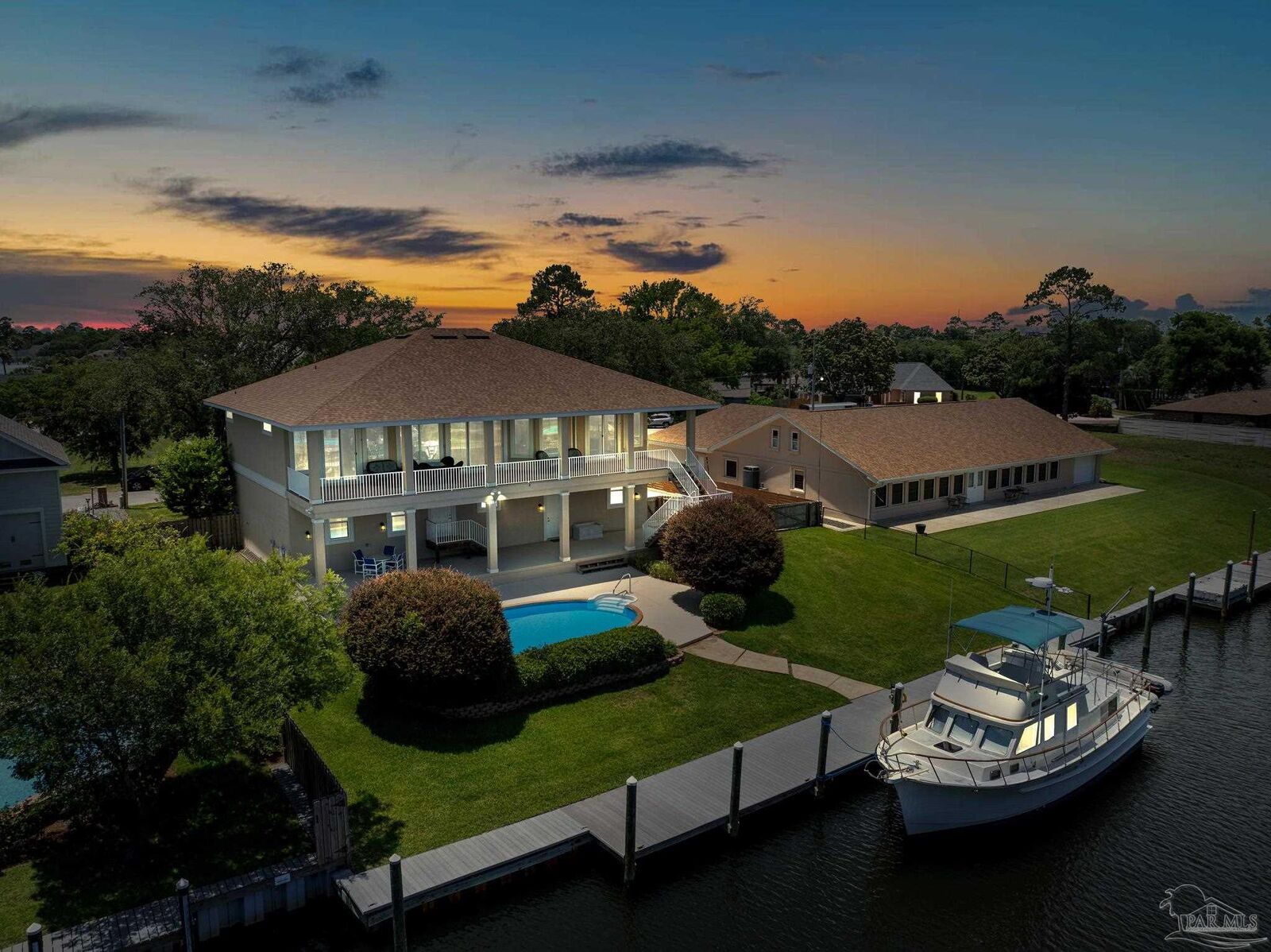 Property Photo: 946 Gondolier Blvd FL 32563