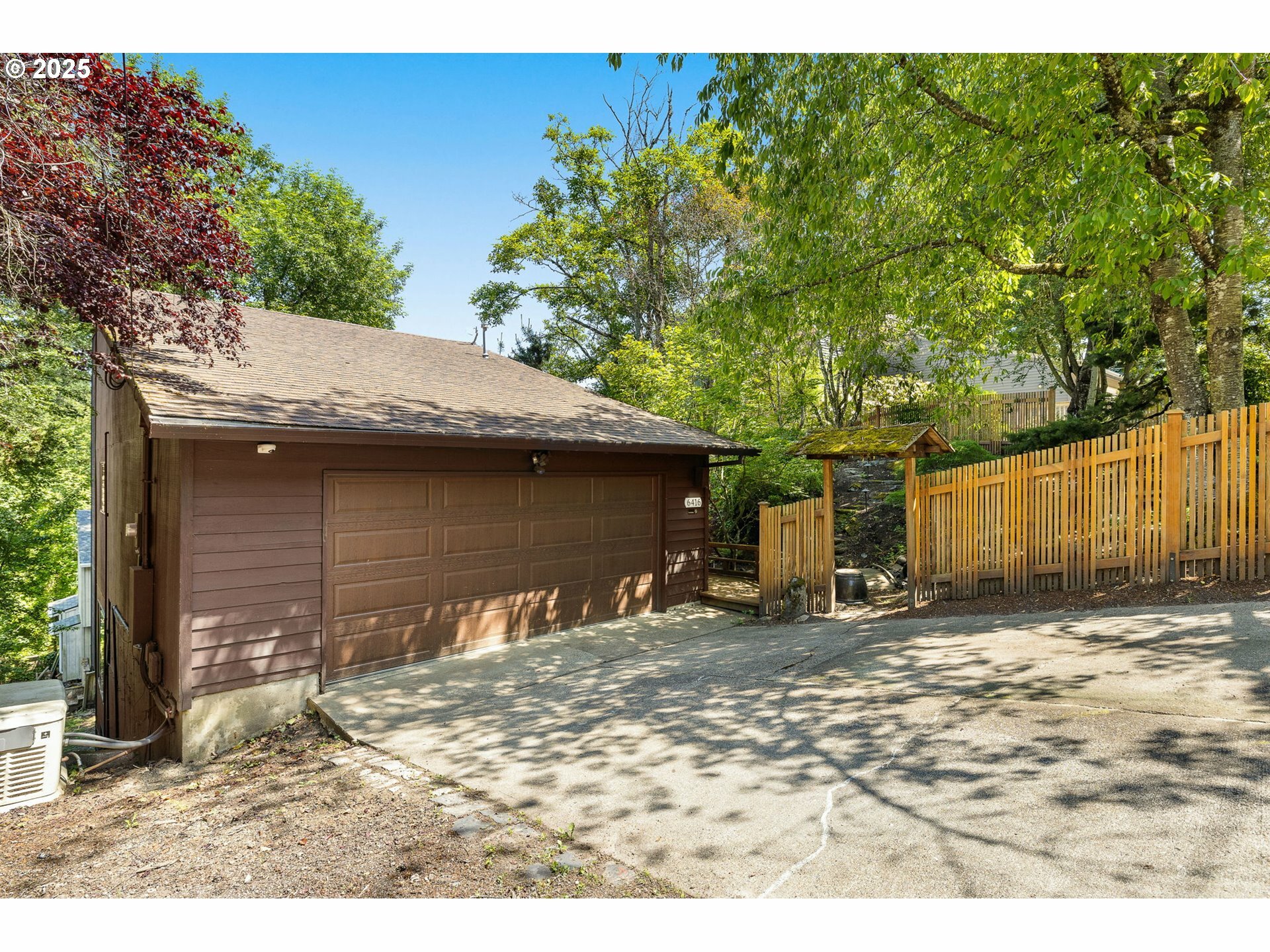 Property Photo: 6416 SW 33rd Pl OR 97239