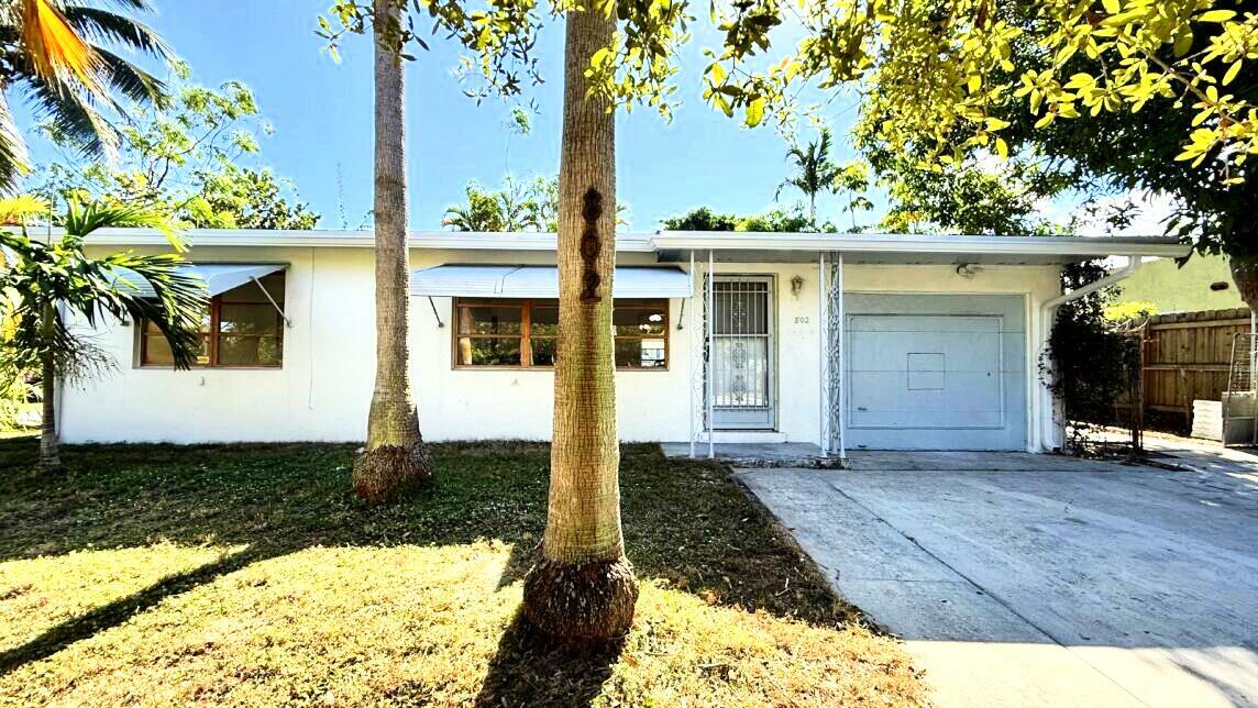 Property Photo: 802 Lytle Street FL 33405