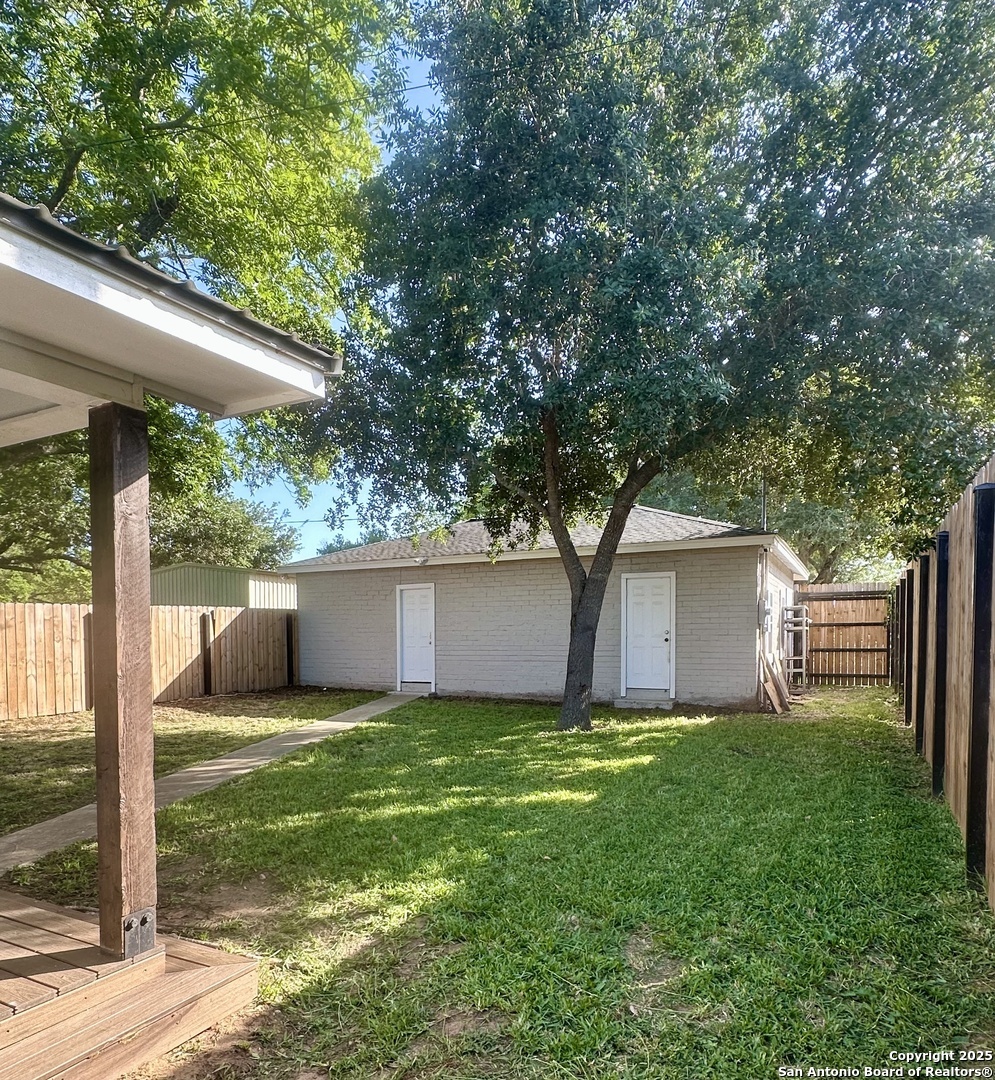 Property Photo: 209 S 4th St TX 78160