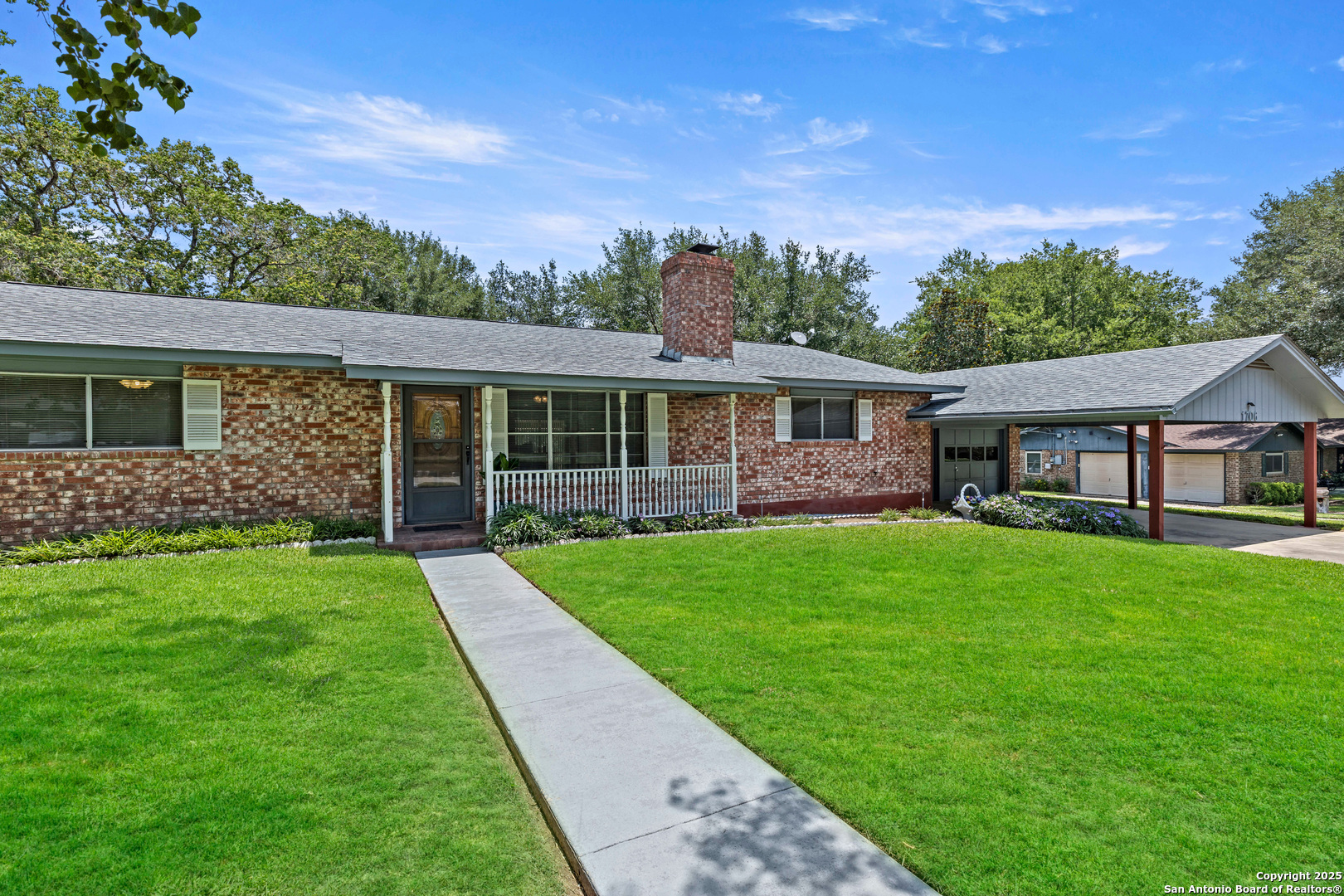 Property Photo: 1706 Hickory St TX 78114