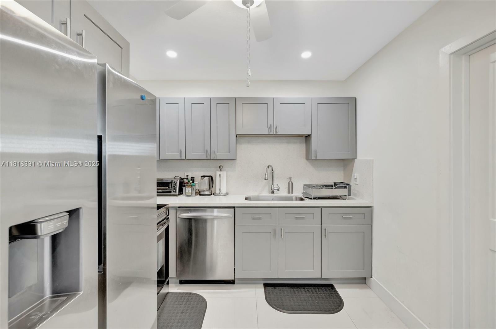 Property Photo: 1500 SW 6th Ave 1500 FL 33315