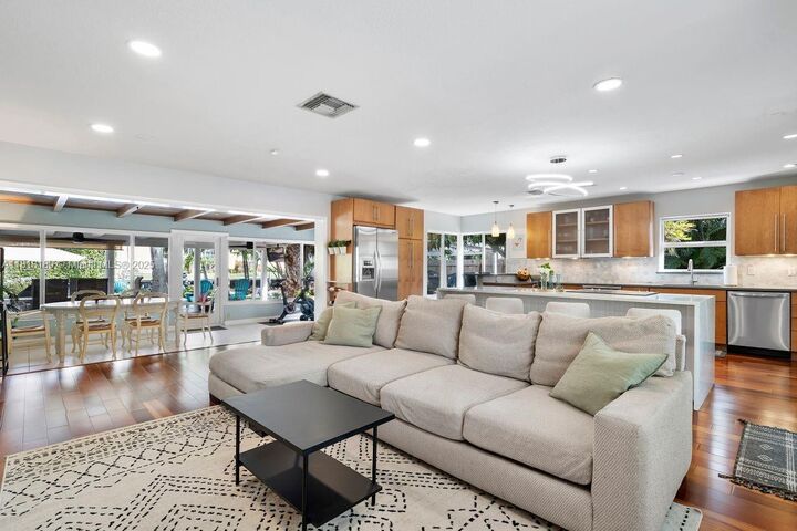 Property Photo: 2837 NE 17th Ave FL 33334