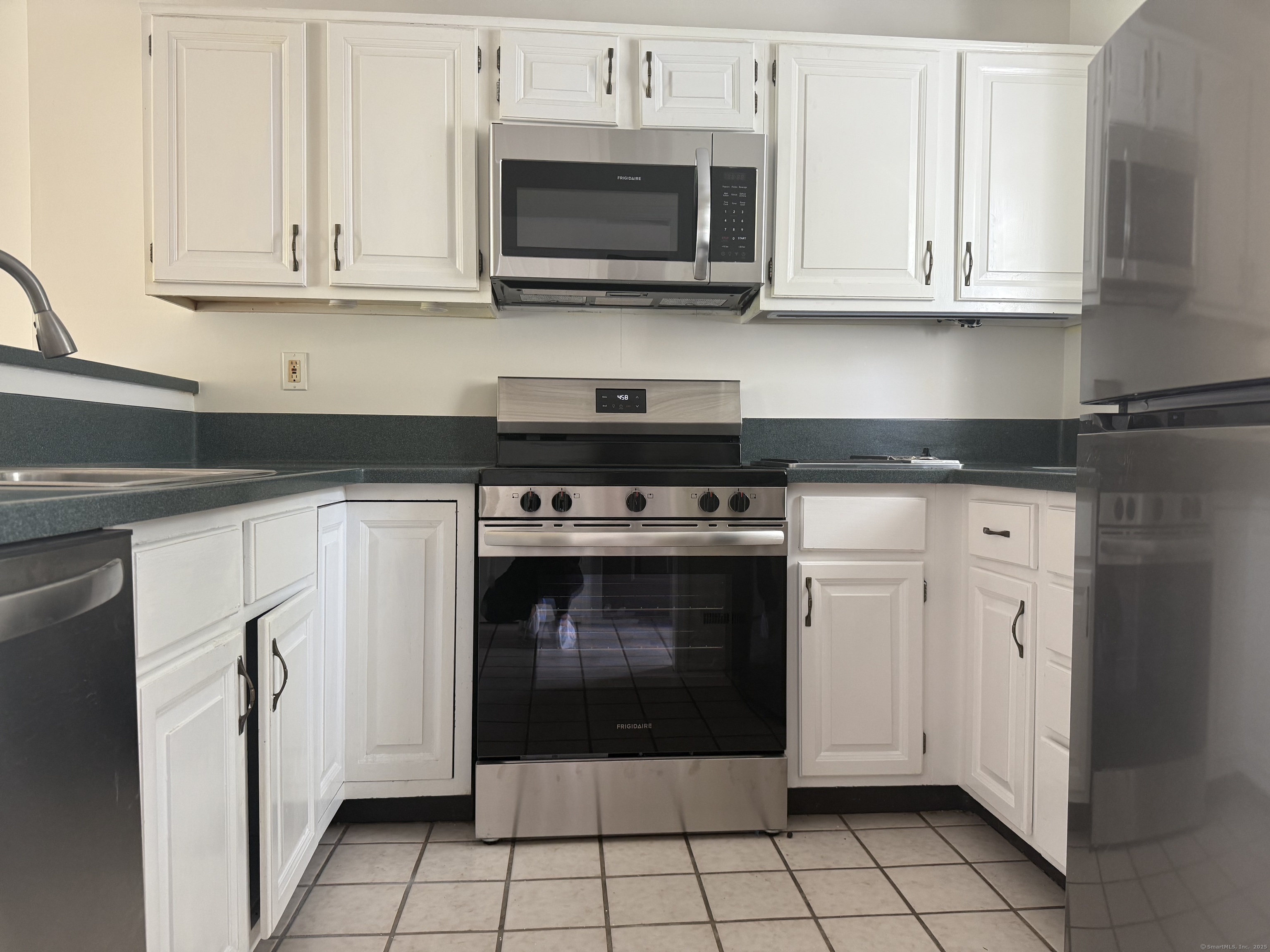 Property Photo: 11 Strathmore Lane 11 CT 06880