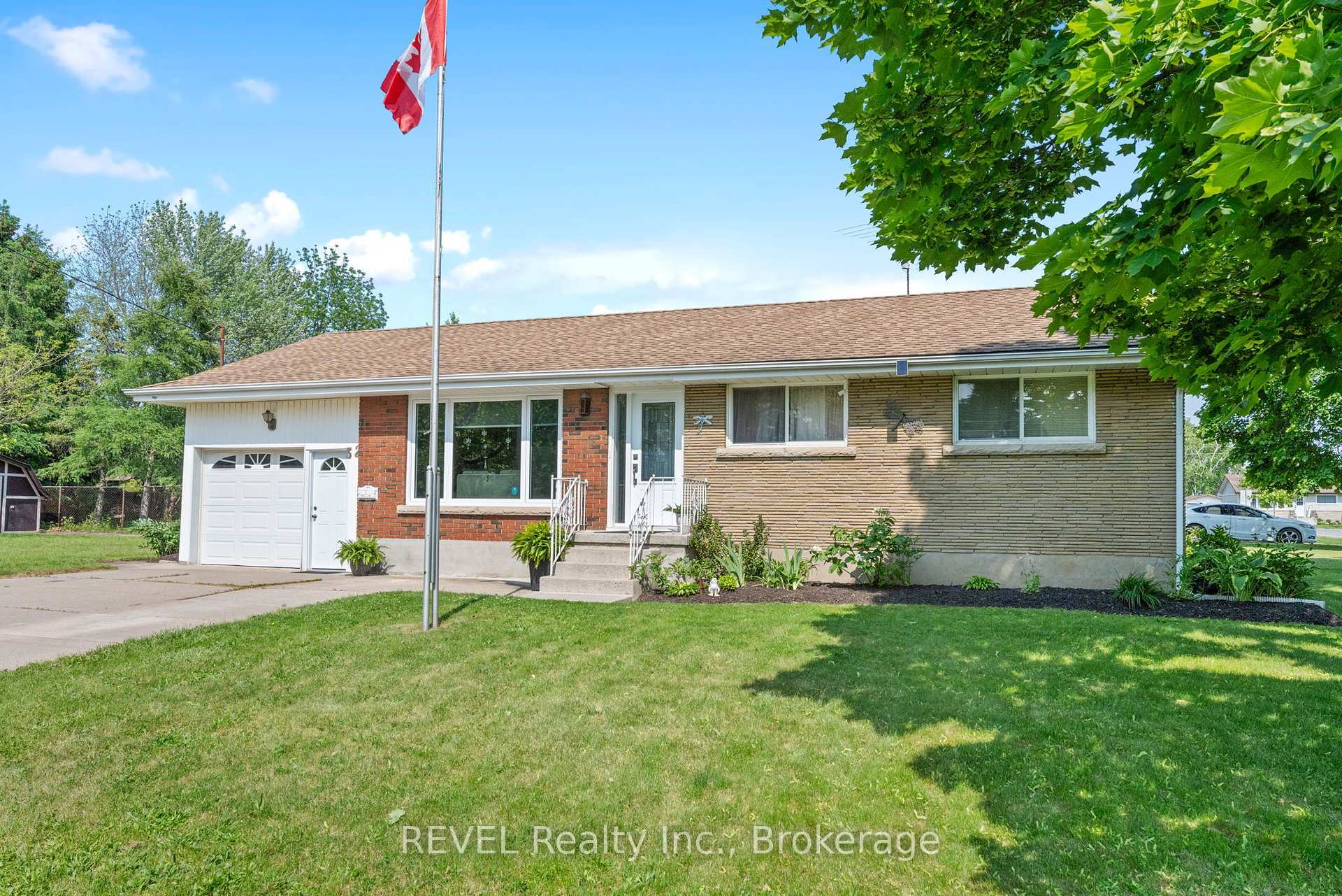 Property Photo: 32 Hanson Drive N ON L2M 2X1