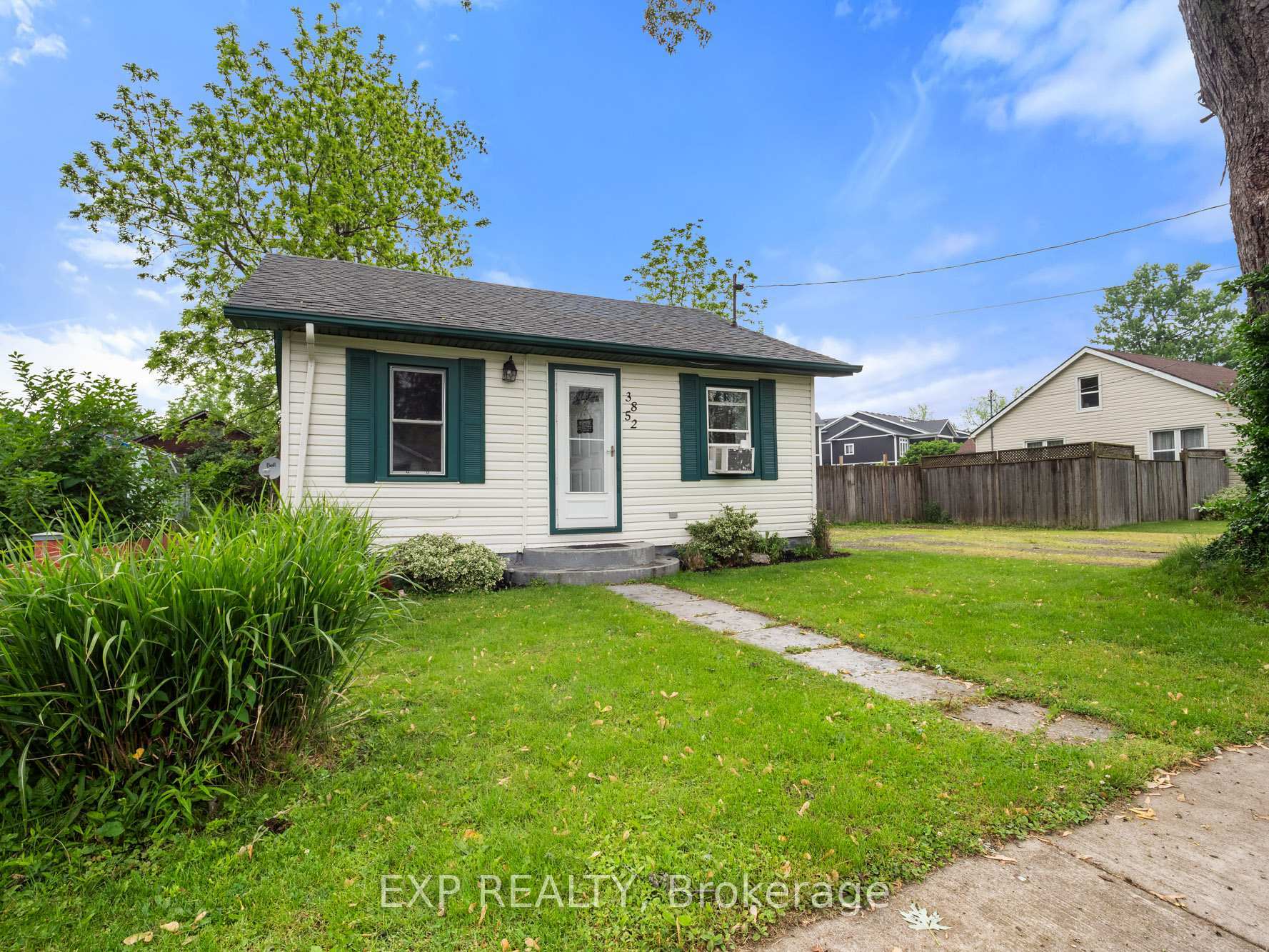 Property Photo: 3852 Brunswick Avenue ON L0S 1B0