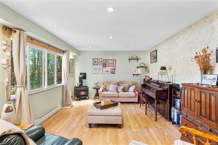Property Photo: 689 Pioneer Cres BC V9P 1T6