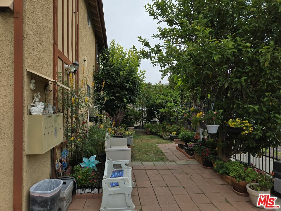 Property Photo: 1233 Tamarind Ave CA 90038