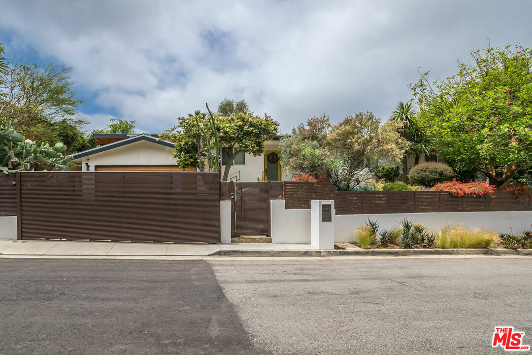 Property Photo: 6570 Lakeridge Rd CA 90068