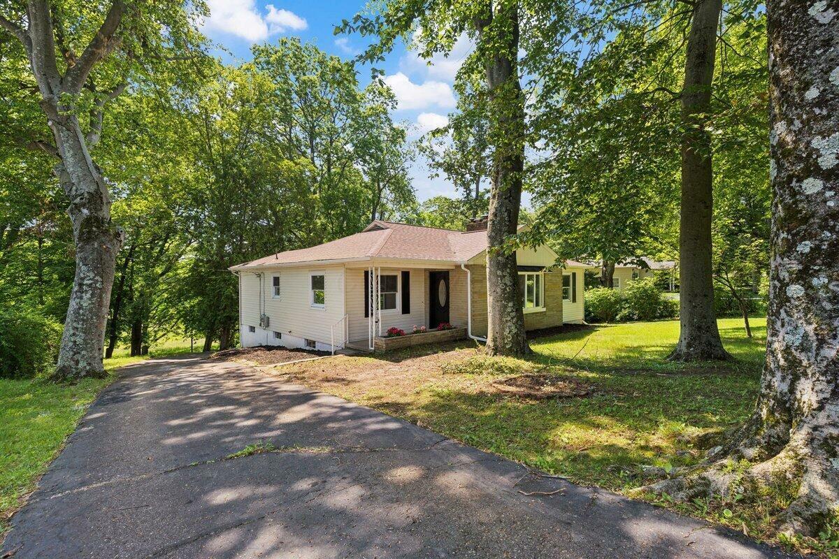 Property Photo: 1300 Longwood NE Drive OH 43130