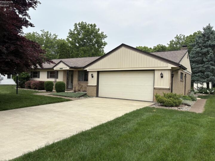 Property Photo: 4371 E Linda Dr OH 43452