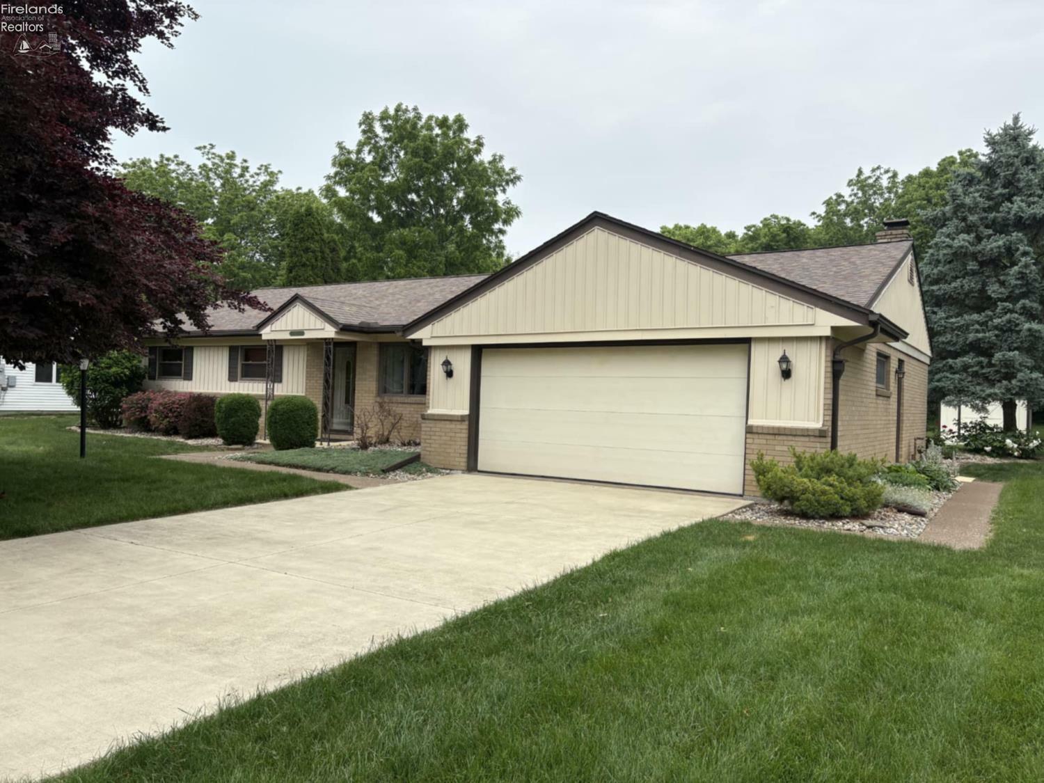 Property Photo: 4371 E Linda Dr OH 43452