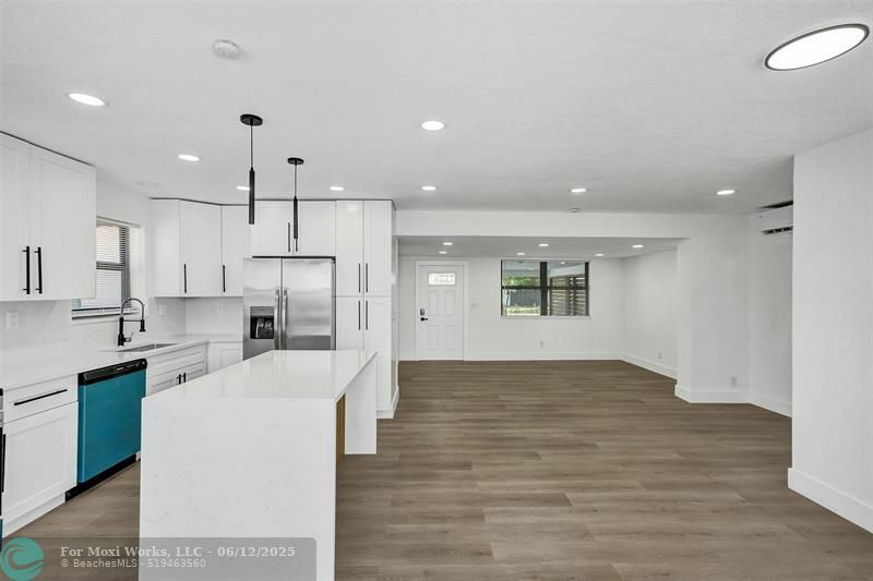 Property Photo: 1302 S 22nd Ct FL 33020