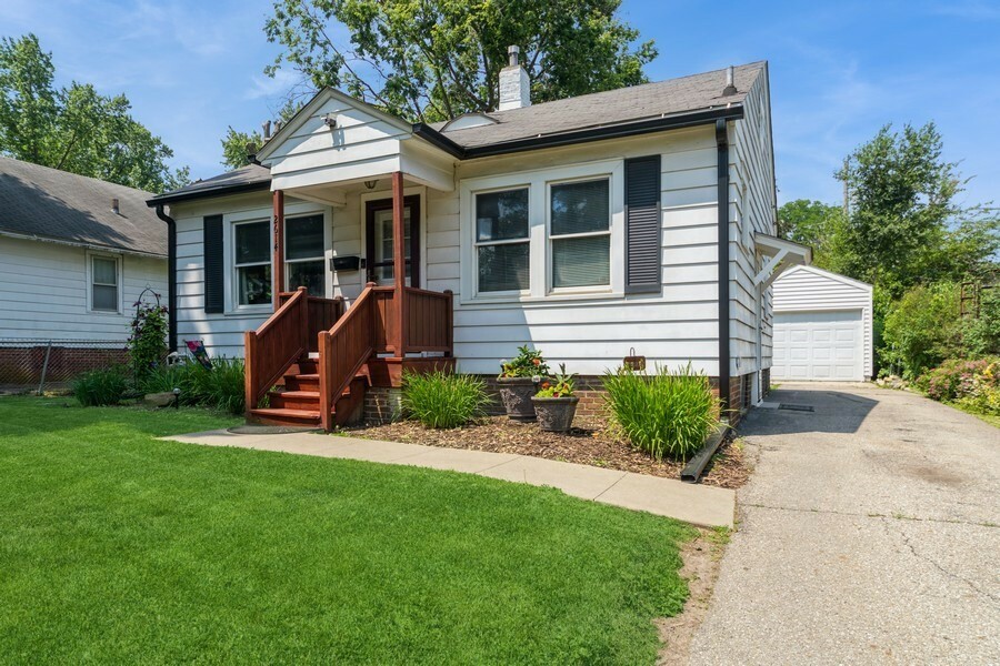 Property Photo: 2614 40th Place IA 50310