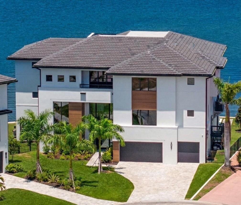 Property Photo: 2087 Michigan Avenue NE FL 33703