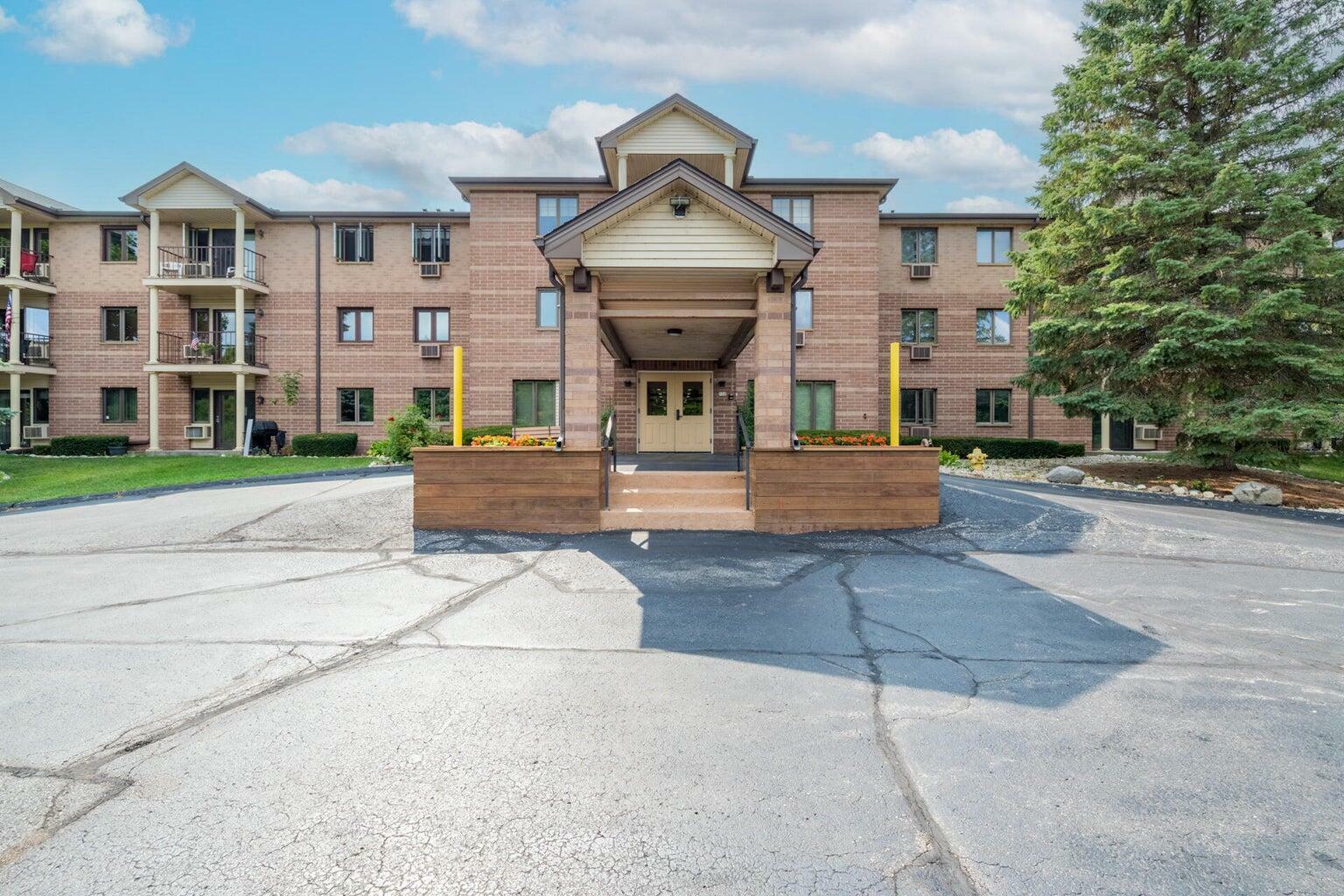 Property Photo: 530 N Silverbrook Dr 121 WI 53090