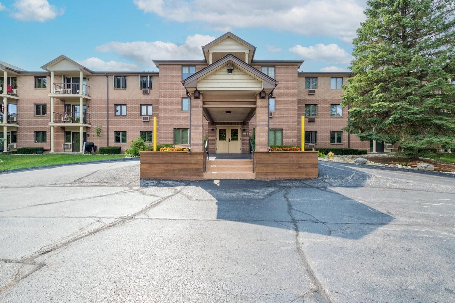 Property Photo: 530 N Silverbrook Dr 121 WI 53090