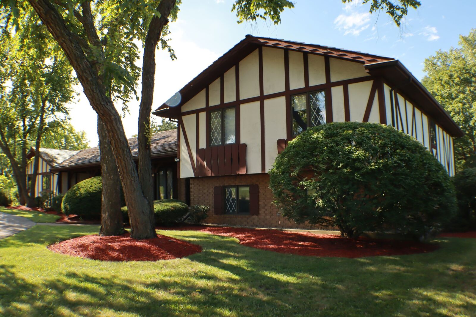 Property Photo:  44 Kingston Drive  IL 60523 