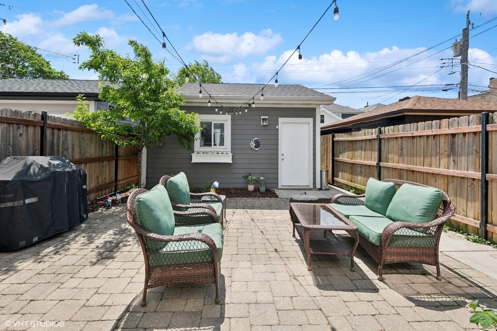Property Photo: 6737 N Oxford Avenue IL 60631